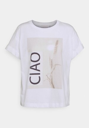 Bílý bavlněný T-shirt s tištěnou grafikou, na které je slovo "CIAO" v tmavém písmu, umístěné na měkkém, abstraktním světlém pozadí.