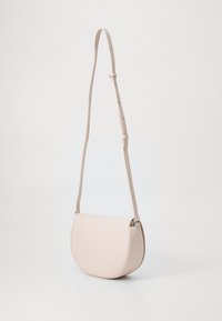 Borsa a spalla in pelle rosa chiaro con forma curva, tracolla regolabile e dettagli in metallo argentato. Texture liscia, design minimalista.