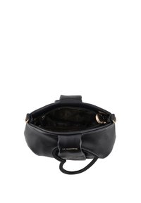 Borsa a mano in pelle nera con finitura testurizzata, forma rotonda e manico a forma di cuore. Presenta un logo dorato e una fodera interna con motivo.