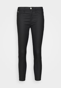 Jeans negros ajustados hechos de una tela elástica, con cierre de botón en la parte delantera, bolsillos laterales y un corte slim. Textura suave y diseño minimalista.
