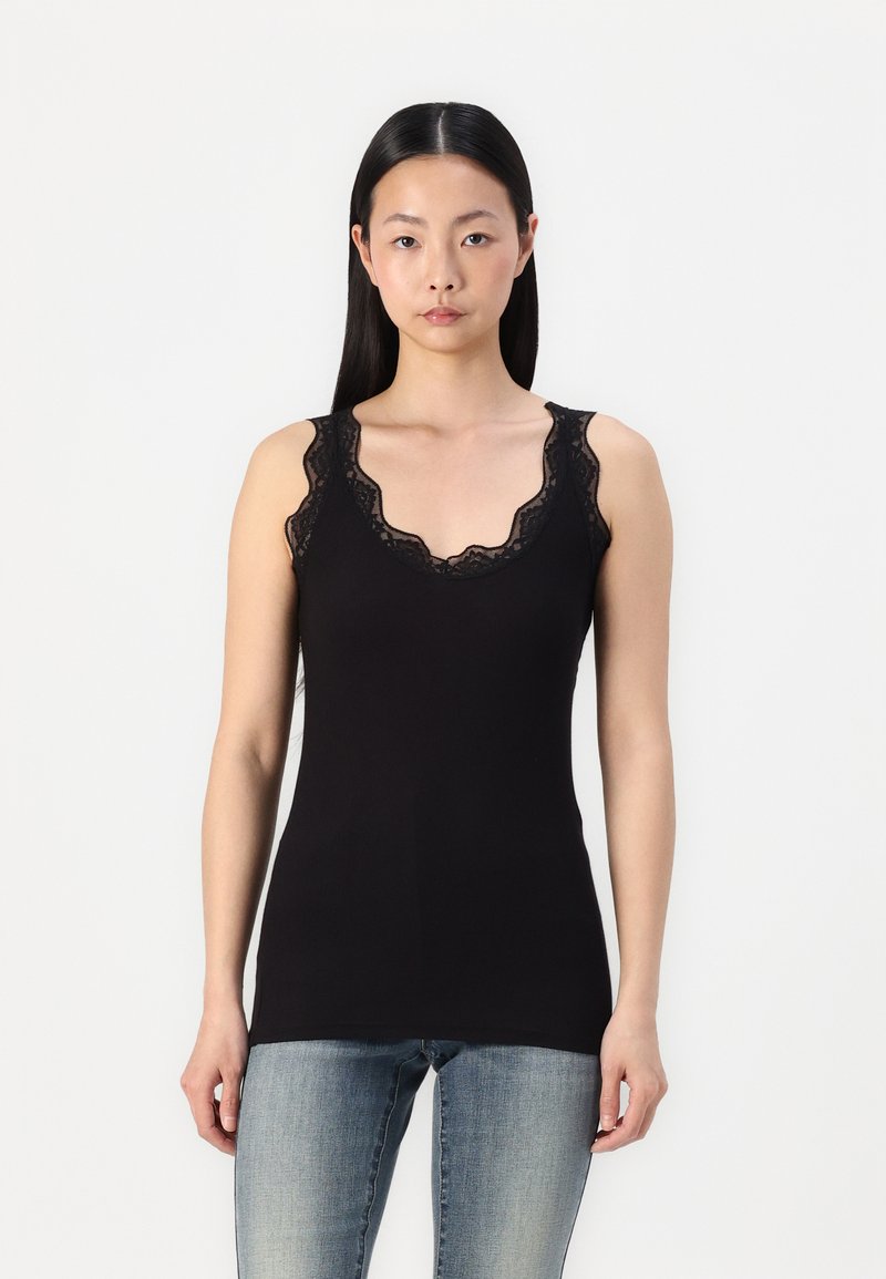 Camiseta sin mangas negra con encaje alrededor del escote y los tirantes, hecha de una tela suave. Diseño ajustado, que muestra una textura lisa.