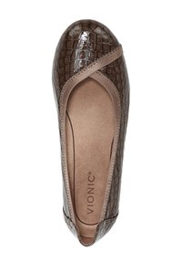 Ballerine en cuir verni brun avec une texture embossée crocodile et une sangle en tissu sur le dessus. L'intérieur est doté d'une semelle intérieure rembourrée.