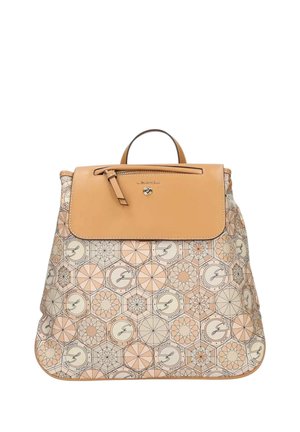 Beige rugzak met patroon en geometrische en ronde logo's, bruine leren klep met rits en drukknopsluiting, en een klein bovenhandvat.