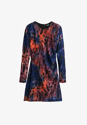 Langsleeve jurk in een levendig abstract patroon van rood, blauw en zwart. Gemaakt van soepel stof met een ronde hals en een rits aan de achterkant.