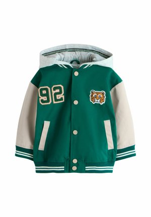 Grüne und beige Kapuzen-Collegejacke für Kinder mit Druckknöpfen, gestreiften Bündchen, Nummer "92" Aufnäher und gesticktem Tigerkopf auf der Vorderseite.