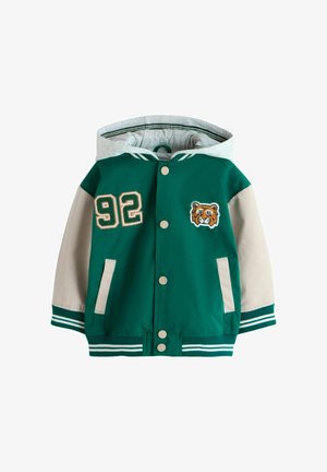 Roheline ja beež laste kapuutsiga varsity-stiilis jope klõpskinniste, triibuliste varrukakääride, numbri "92" plaastri ja tikitud tiigri näoga esiküljel.