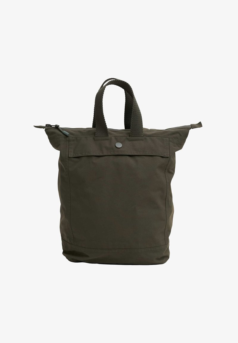 Bolsa tote verde oscuro con doble asa, un bolsillo frontal con solapa asegurado por un botón a presión y cierre de cremallera en la parte superior.