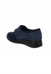 Granatowe buty z miękkiej zamszowej cholewki, okrągłym noskiem i konstrukcją typu slip-on. Wyposażone w cushioned sole z czarnymi akcentami dla zwiększenia trwałości.