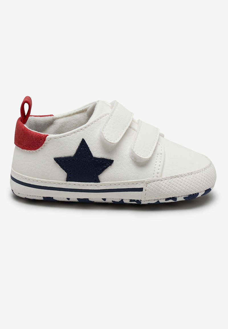Baskets blanches pour tout-petit avec étoile marine sur le côté, languette de talon rouge, deux bandes velcro et semelle en caoutchouc texturée avec détails bleu marine.