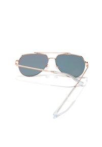 Sunglasses z růžového zlata s tmavě šedými skly, hexagonální tvar, které mají průhledné acetátové strany a minimalistické designové detaily.