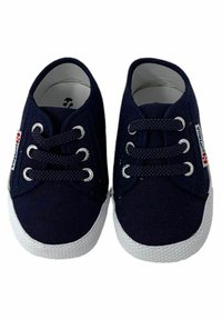 Le sneaker in tela blu navy presentano suole in gomma bianca, punte rotonde e occhielli in argento con lacci coordinati. Etichetta con il marchio sul lato esterno.