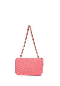 Borsa a tracolla rosa intrecciata di forma rettangolare. Presenta una tracolla a catena con accenti metallici e una superficie testurizzata.