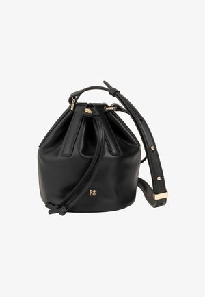 Borsa a secchiello in pelle nera con apertura a coulisse, tracolla regolabile, dettagli in metallo dorato e logo impresso sul davanti.