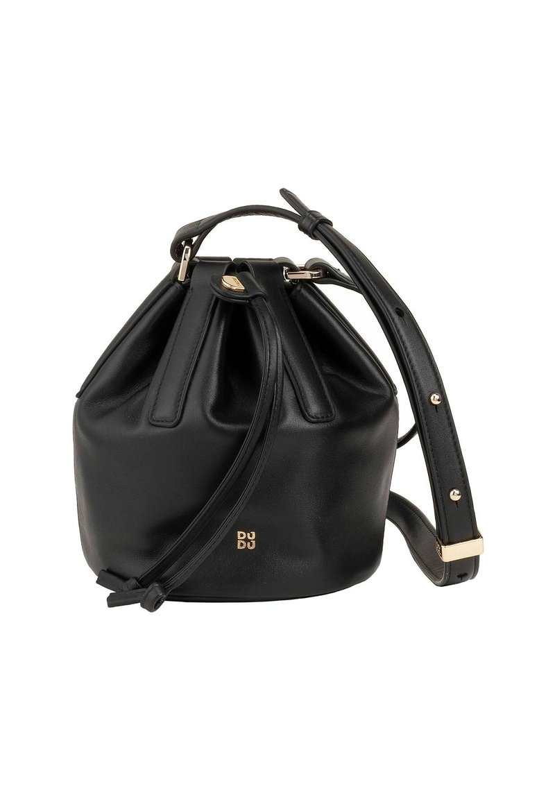 Borsa a secchiello in pelle nera con apertura a coulisse, tracolla regolabile, dettagli in metallo dorato e logo impresso sul davanti.