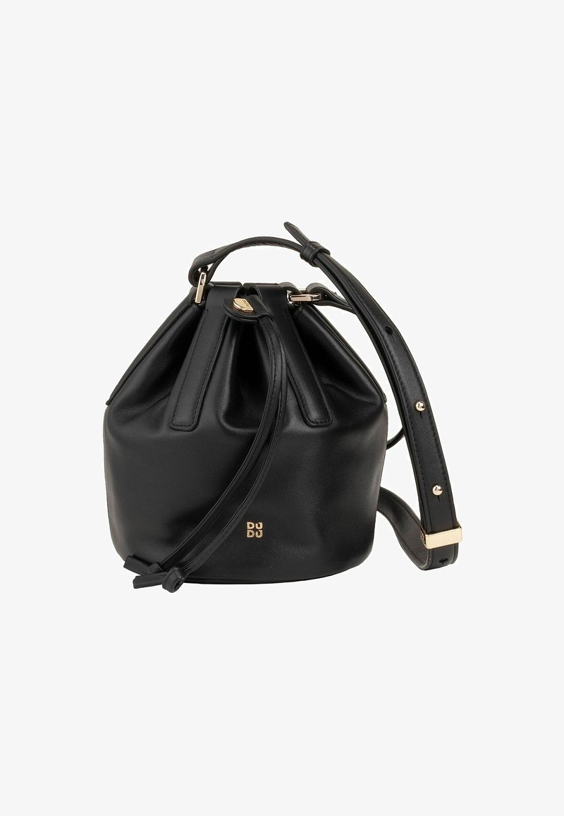 Borsa a secchiello in pelle nera con apertura a coulisse, tracolla regolabile, dettagli in metallo dorato e logo impresso sul davanti.