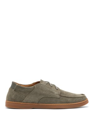 Graue Wildlederschuhe mit abgerundetem Schuhkopf, gesteppten Akzenten und brauner Gummisohle. Sie verfügen über graue Schnürsenkel und eine gepolsterte Hinterseite für zusätzlichen Komfort.
