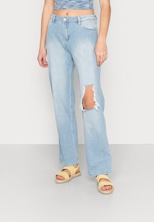 Jeans de denim azul claro com um corte descontraído, apresentando um grande rasgado no joelho direito, bordas desfiadas e estilo de cinco bolsos.