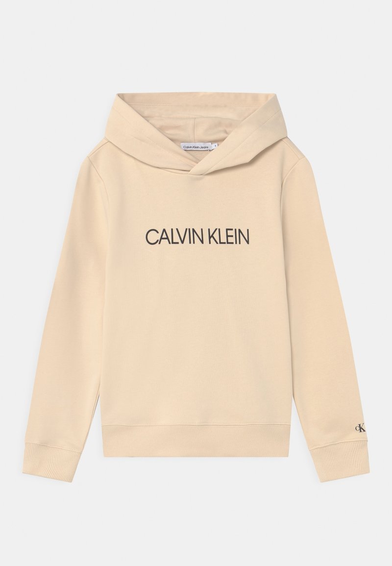 Sudadera con capucha beige hecha de material suave, con un bolsillo tipo canguro, puños acanalados y el logo "CALVIN KLEIN" impreso en letras oscuras en la parte delantera.