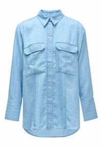 Camisa de mezclilla azul claro con cuello tipo polo, mangas largas, dos bolsillos en el pecho y cierre frontal con botones. Textura sutil de rayas verticales.