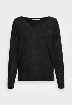 Dunkelgrauer Pullover mit V-Ausschnitt, langen Ärmeln und strukturiertem Finish. Der Stoff wirkt weich und leicht flauschig, mit einer lässigen Passform.