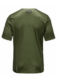 Olivově zelené sportovní tričko s krátkým rukávem, černými křížovými vzory a malým logem „GORE“ na horní části zad.