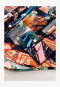 Geselecteerd, black painterly scenic print