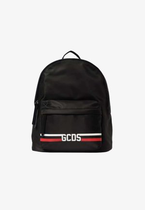 Mochila negra de nailon con parte superior redondeada, bolsillo frontal con cremallera y rayas en blanco, rojo y azul. Presenta un logo en la parte delantera.