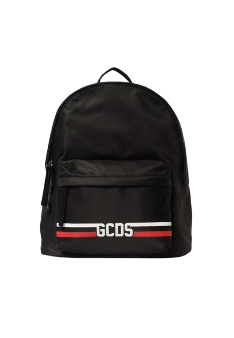 Zaino nero in nylon con parte superiore arrotondata, tasca frontale con zip e strisce bianche, rosse e blu. Presenta un logo sul davanti.