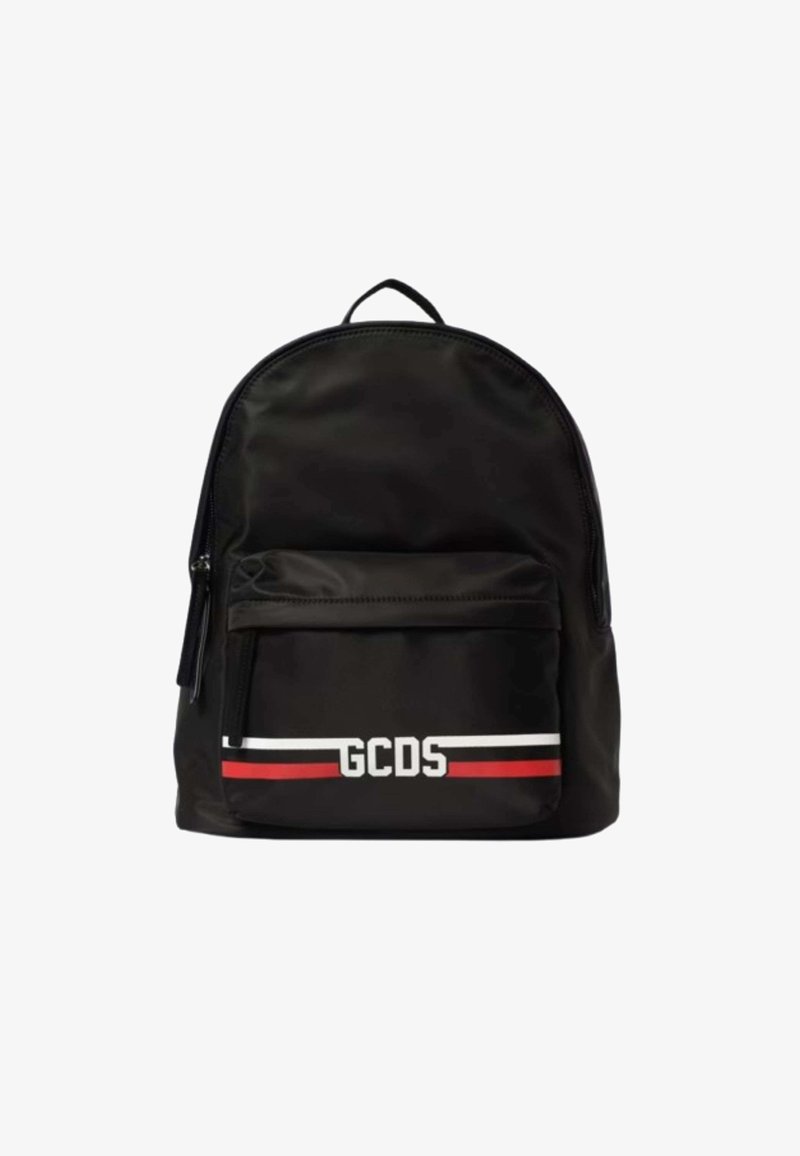 Zaino nero in nylon con parte superiore arrotondata, tasca frontale con zip e strisce bianche, rosse e blu. Presenta un logo sul davanti.