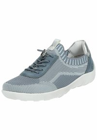 Sneaker grigio a maglia con un design strutturato, lacci elastici e accenti argentati. Presenta un motivo testurizzato e una suola bianca flessibile.