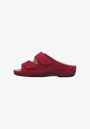 Scarpa rossa in camoscio con punta aperta, slip-on, con due cinturini regolabili a strappo e suola imbottita nera.