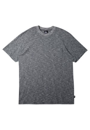 Grå meleret t-shirt med korte ærmer, rund hals og en lomme på venstre bryst. Fremstillet af et blødt, tekstureret stof med en afslappet pasform.