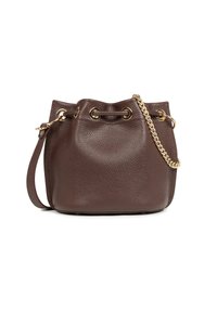 Sac en cuir texturé marron en forme de seau avec une bandoulière en chaîne dorée et un système de fermeture à cordon, reposant sur un fond blanc.
