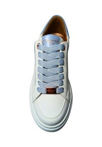 Sneaker in pelle bianca con lacci azzurri, punta arrotondata e dettaglio color rame vicino ai lacci. Texture liscia e design minimalista.