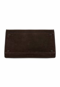 Pochette in camoscio marrone dalla forma rettangolare, design piatto e dettagli quadrati in argento agli angoli. Texture liscia e dettagli di cuciture.