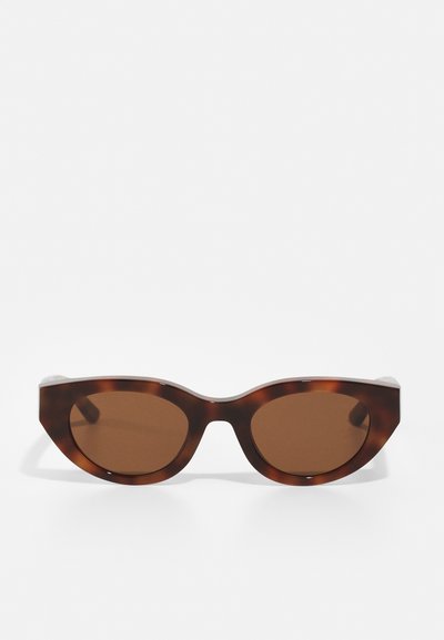 Ochelari de soare maro cu un model distinctiv în formă de pisică. Au lentile negre și un cadru din plastic neted.
