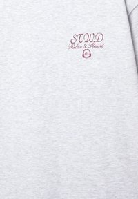 Grå sweatshirt med en blød tekstur og broderet maroon "STOWD Relax & Resort" tekst, der har et dekorativt emblem og tallet "91."