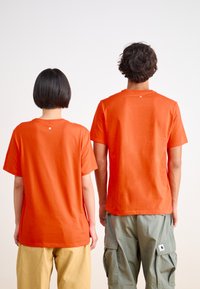 Salomon LOGO TEE UNISEX - T-shirt estampada - cherry tomato