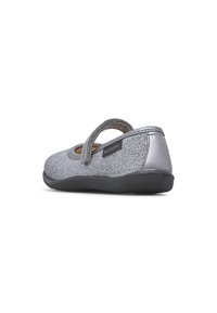 Scarpa Mary Jane glitterata argento con punta rotonda, cinturino regolabile, suola in gomma nera e imbottitura interna per il comfort.