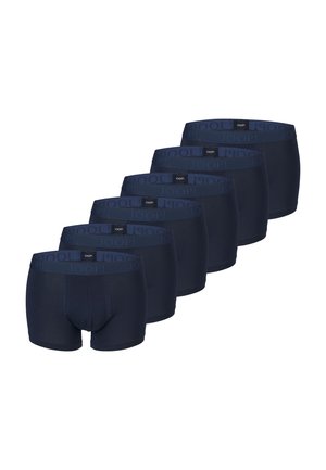 Sæt med seks marineblå herreboxershorts med elastiske linninger med mærke logo, arrangeret diagonalt på en hvid baggrund.