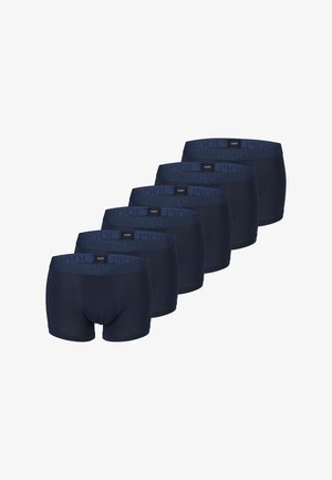 Ensemble de six boxers pour hommes bleu marine avec ceintures élastiques de marque, disposés en ligne diagonale sur fond blanc.