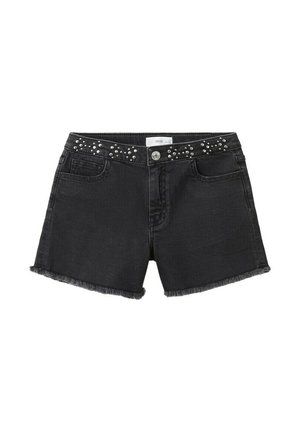 Shorts en denim noir avec une ceinture cloutée, un ourlet effiloché, des boutons à l'avant et des poches, sur fond blanc uni.