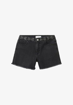 Shorts en denim noir avec une ceinture cloutée, un ourlet effiloché, des boutons à l'avant et des poches, sur fond blanc uni.