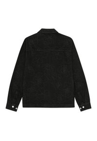 Μαύρο τζιν μπουφάν με διακριτικό λουλουδάτο μοτίβο, κουμπωτά μανίκια και κλασικό γιακά. Η πίσω πλευρά δείχνει λεπτομέρειες ραφής.