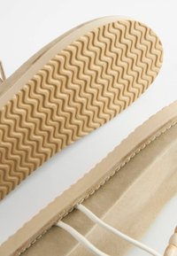Next FOREVER COMFORT BEADED TOE POST - REGULAR FIT - Tåsandaler - neutral