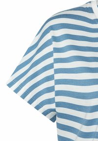 Gestreiftes T-Shirt mit abwechselnd blauen und weißen horizontalen Streifen, kurzen Ärmeln, Rundhalsausschnitt und weicher Baumwolltextur.