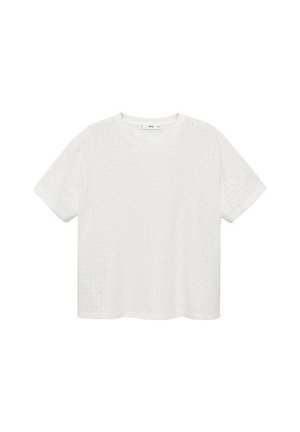 Bijela majica kratkih rukava od teksturirane tkanine s malim, ravnomjerno raspoređenim dekorativnim rupicama. Klasičan okrugli izrez, opušteni kroj.