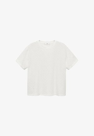 Bijela majica kratkih rukava od teksturirane tkanine s malim, ravnomjerno raspoređenim dekorativnim rupicama. Klasičan okrugli izrez, opušteni kroj.