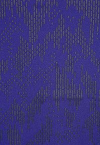 Textilie s tmavě fialovým pozadím a jemným tmavě šedým geometrickým vzorem, který se skládá z vertikálních a horizontálních čar a teček.