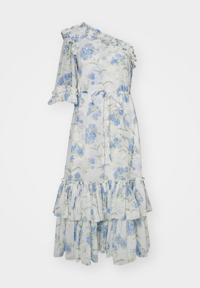 Bloemenjurk met blauwe bloemen op een witte achtergrond, ontwerp met één schouder, ruches en een gelaagde rok met een trekkoord.
